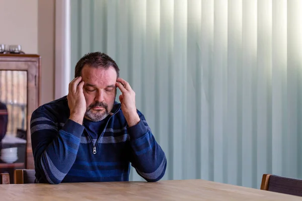 Komuta sizde iki tarafında bir baş ağrısı ile başını tutan