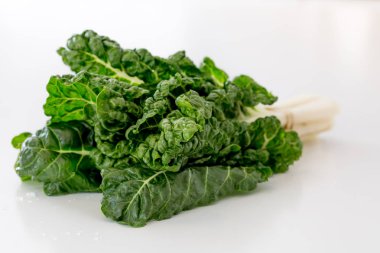 Pazı bir demet izole resim / gümüş pancar beyaz bir yüzeye