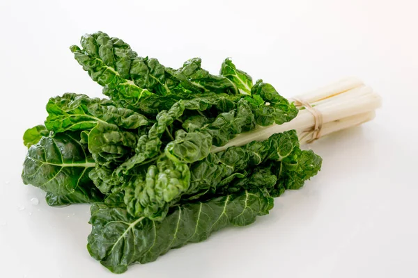 Pazı bir demet izole resim / gümüş pancar beyaz bir yüzeye