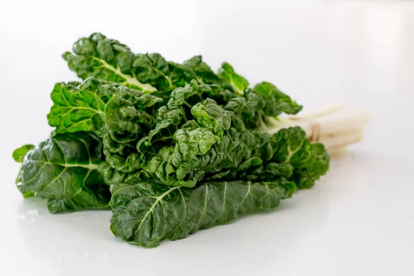 Pazı bir demet izole resim / gümüş pancar beyaz bir yüzeye