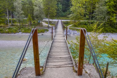 Swingbridge Triglav Ulusal Parkı, Slovenya, Avrupa'nın Soca Nehri üzerinde.