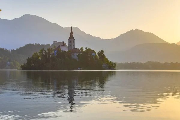 Ada Lake Bled Kilisede Sisli Sabahı Slovenya Avrupa Ile — Stok fotoğraf