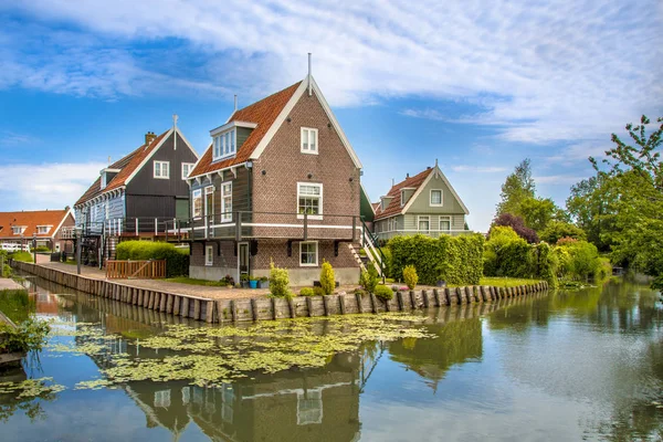 Hermosas Casas Pueblo Pescadores Típicos Isla Marken Waterland Los Países —  Fotos de Stock