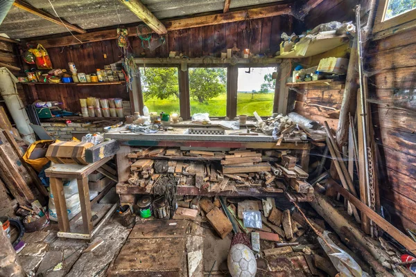 Extrem Chaotische Werkbank Einer Holzscheune — Stockfoto