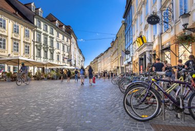 Ljubljana, Slovenya, 11 Ağustos 2017: Mestni trg renkli sokak yaz Lubiana binalar kent içi, Ljubljana, sermaye Slovenya