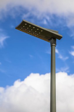 Siyah kutup ve armatür aigainst mavi yaz gökyüzü ile sokak ışık led