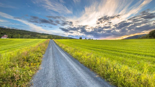 Agosto Pôr Sol Sobre Estrada Rural Norueguesa — Fotografia de Stock