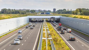 A4 otoyolu Lahey Randstad alanı yakınında Rating commuting öğleden sonra. Otoyol geçiş kullanım tüneli ile kentsel alanda zemin, Hollanda, Rotterdam.