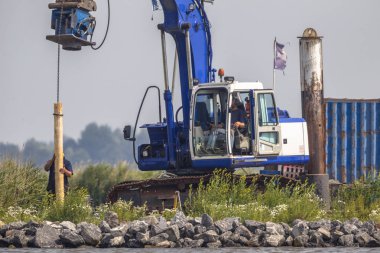 Hidrolik vinç ahşap baba direkleri su kenarında yükleme