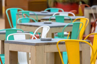 Modern restoranda fantezi renkler renkli Teras