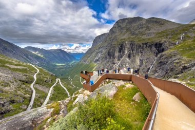 Turistler Trollstigen yol turistik balkon daha fazla og Romsdal bölge Norveç'te görüntüleme