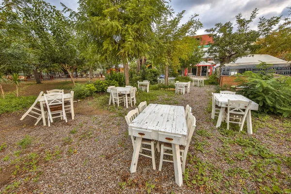 Restaurante Aire Libre Terraza Entre Árboles Playa Península Del Peloponeso — Foto de Stock