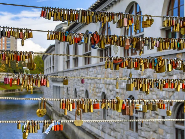 Candados Cerca Del Puente Amor Sobre Canal Del Río Liublianica — Foto de Stock