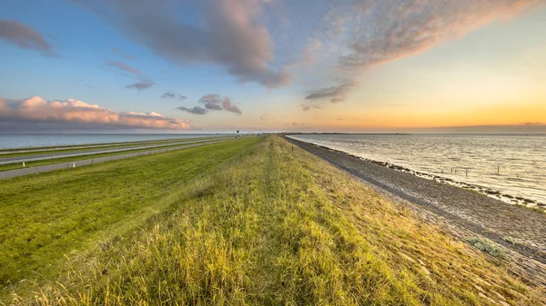 Nederlandse Dijk Afsluitdijk Met Snelweg Spoor Landschap Fietsen Tijdens Zonsondergang — Stockfoto