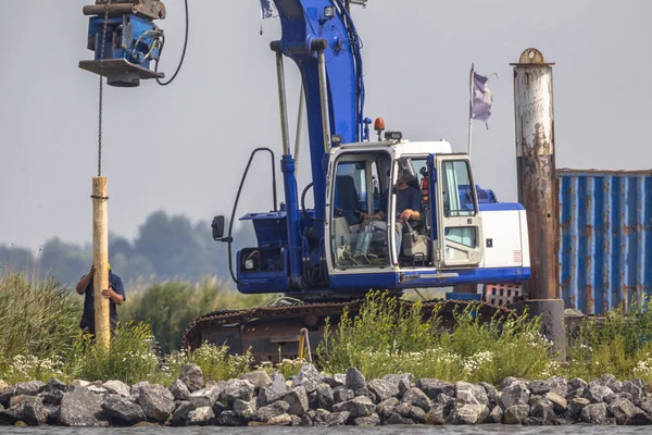 Hidraulikus Daru Telepítése Kikötőbak Lengyelek Víz Szélén — Stock Fotó