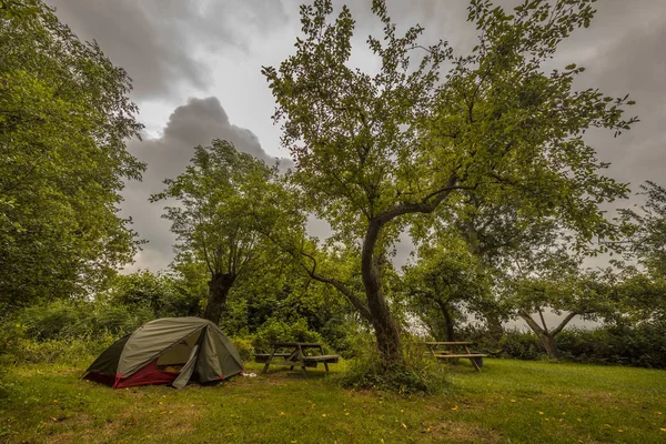 Kleines Zelt Obstgarten Unter Bewölktem Himmel Gut Getarnt Und Der — Stockfoto