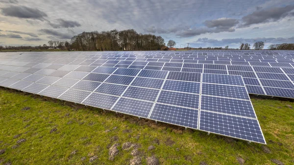 Feld Der Sonnenkollektoren Photovoltaik Module Für Innovationen Grüne Energie Für — Stockfoto