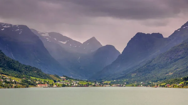 Vista Aldeia Velha Briksdalsbreen Vale Glacial Fiorde Norueguês Innvikfjord Noruega — Fotografia de Stock