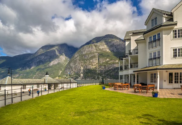 Beyaz Ahşap Apartments Adlı Dağ Arka Plan Ile Eidfjord Köyü — Stok fotoğraf