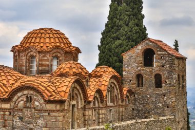 Manastırda Ortaçağ Bizans hayalet kasaba-kalenin Mystras, Peloponnese, Yunanistan