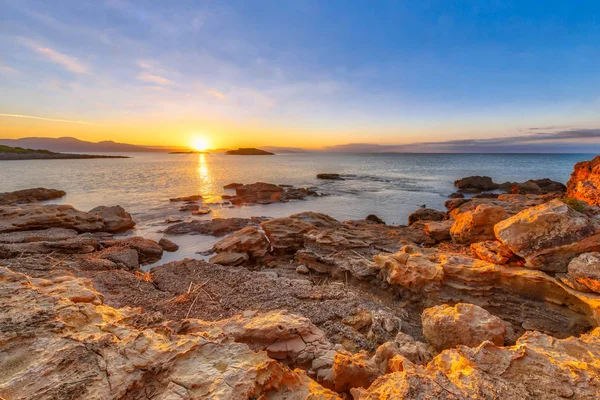 Skala Yakınındaki Peloponnese Sahil Kıyısında Gündoğumu Kırmızı Taşlarla — Stok fotoğraf