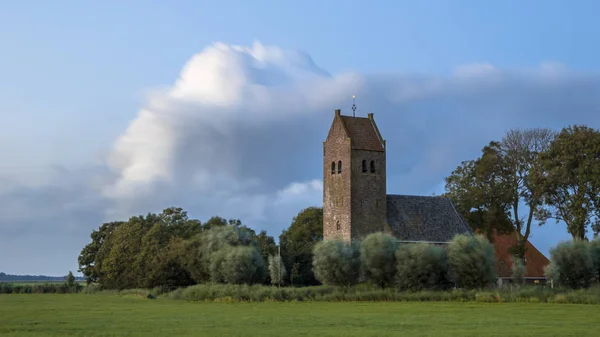 Kirkko Torni Kylässä Feytebuorren Frisian Maaseudulla Lähellä Blauwhuis Friesland Alankomaat — kuvapankkivalokuva
