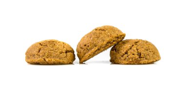 5 Aralık 'ta Hollanda' da düzenlenen yıllık Sinterklaas bayramı etkinliği için arka arkaya beyaz arka planda bir dizi geleneksel kurabiye.