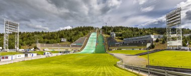 Lillehammer, Norveç - 2 Ağustos 2016: Ski jump stadium yanında Lysgardsbakken bilinen Oslo, 1993, özellikle XVII Olimpiyat kış oyunları 1994 yılında açıldı. Şimdi Norveç'te kış sporları merkezi.