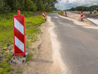 Kırmızı ve beyaz uyarı işareti ile yol çalışmaları