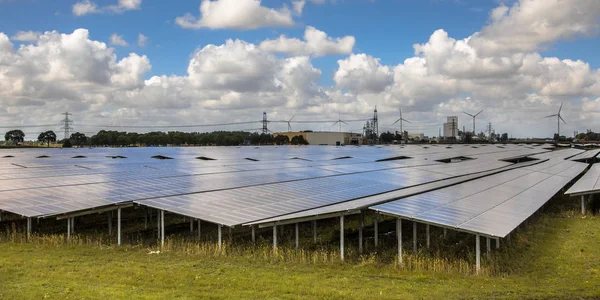 Pannelli Solari Impianto Fotovoltaico Zona Industriale Nelle Giornate Sole — Foto Stock