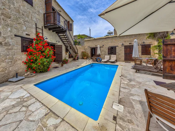 Architekturbild Detail Der Ferienwohnung Mit Pool Und Blumen Einem Sonnigen — Stockfoto