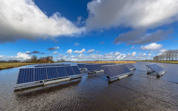 開放水域に浮かぶ太陽電池パネルのグループは 地面マウントされた太陽光発電システムの深刻な代替を表すことができます — ストック写真