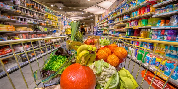 Gesundes Obst Und Gemüse Einkaufswagen Supermarkt Gefüllt Mit Lebensmitteln Aus — Stockfoto