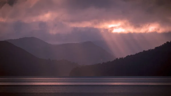 Rayos Sol Brillando Través Las Nubes Sobre Lago Waikaremoana Nueva —  Fotos de Stock
