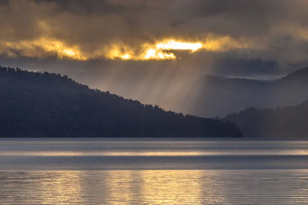 Strålar Solen Faller Igenom Molnen Över Orörda Berg Lake Wakaremoana — Stockfoto