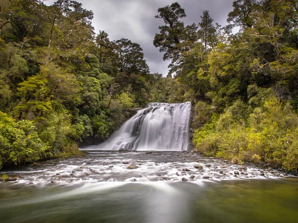Uzun Pozlama Orman Şelale Yemyeşil Yağmur Ormanlarında Yeni Zelanda Urewera — Stok fotoğraf