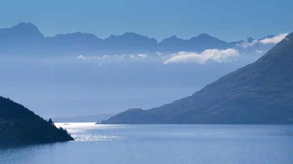 Weergave Van Wazige Remarkables Bergketen Lake Wakatipu Buurt Van Queenstown — Stockfoto
