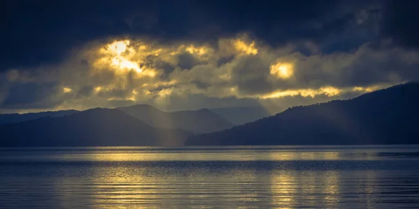 Sol Brilhando Através Das Nuvens Sobre Imaculado Lago Montanha Wakaremoana — Fotografia de Stock