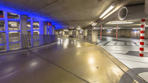 Viale Vuoto Garage Circolare Sotterraneo Con Illuminazione Colorata Sotto Uno — Foto Stock