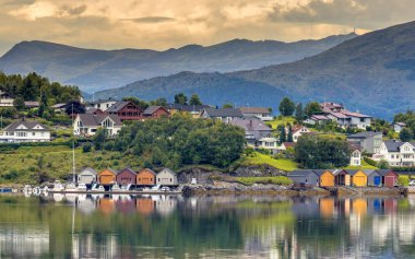 Ulsteinvik Norveç renkli boathouses ile fiyort sahil manzaralı Köyü