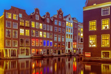 Gece armbrug oudezijds voorburgwal Amsterdam Unesco Dünya Mirası Sit alanı içinde üzerinde görüldü nightscape renkli geleneksel kanal evleri