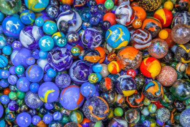 Renk desen topluluk çeşitlilik için kavram olarak farklı boyutlarda cam mermerler