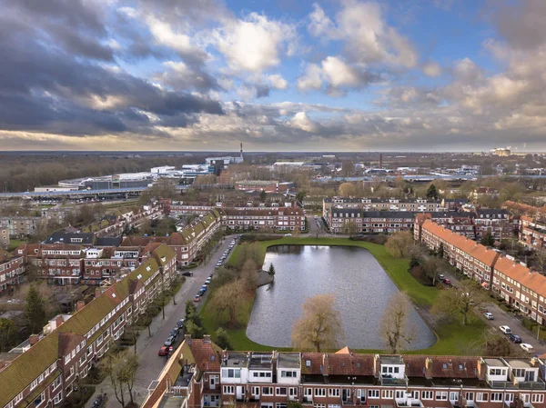 Zeeheldenbuurt Yerleşim Bölgesinde Groningen Şehir Bulutlu Gökyüzü Altında Gölette Havadan — Stok fotoğraf
