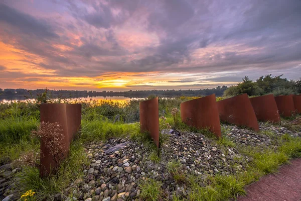 Objetos Metálicos Curvos Paisagem Com Lago Pôr Sol Cidade Piccardthofplas — Fotografia de Stock