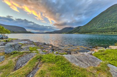 Fiyort üzerinde gün batımı. Özellikle Norveç, Romsdal bölgesinde Romsdalsfjord