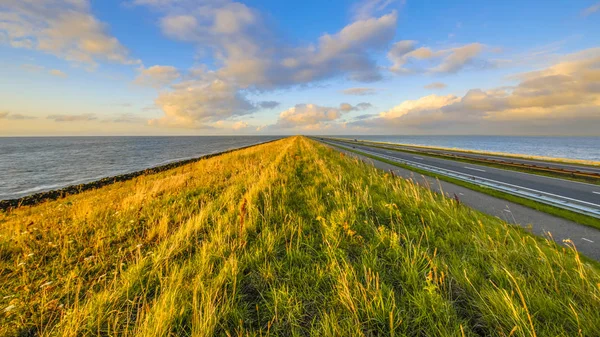 Afsluitdijk Holenderski Grobli Autostrady Rowerowymi Zachód Słońca Niebo Zachmurzone — Zdjęcie stockowe