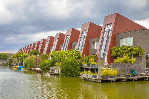Ökológiai Ház Integrált Napelemek Függőkert Vízparton Város Hága Hollandia — Stock Fotó
