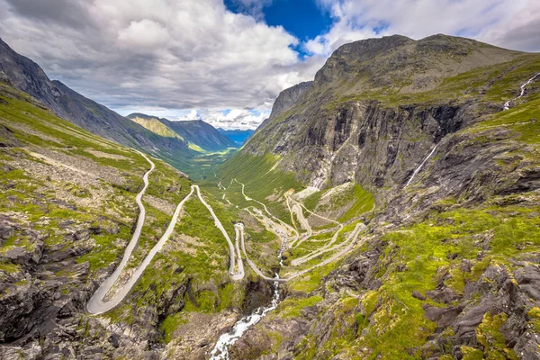 特罗尔斯蒂根道路景观概述 这是挪威更多的奥格罗姆斯达尔地区的著名旅游景点 — 图库照片