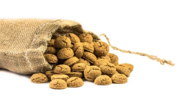 Geleneksel pepernoten, 5 Aralık 'ta Hollanda' da düzenlenen yıllık Sinterklaas bayramı etkinliği için beyaz arka planda jute çantasına konuyor.