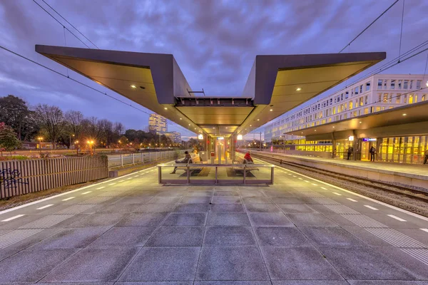 Plataforma Moderna Con Pasajeros Una Estación Tren Los Países Bajos —  Fotos de Stock